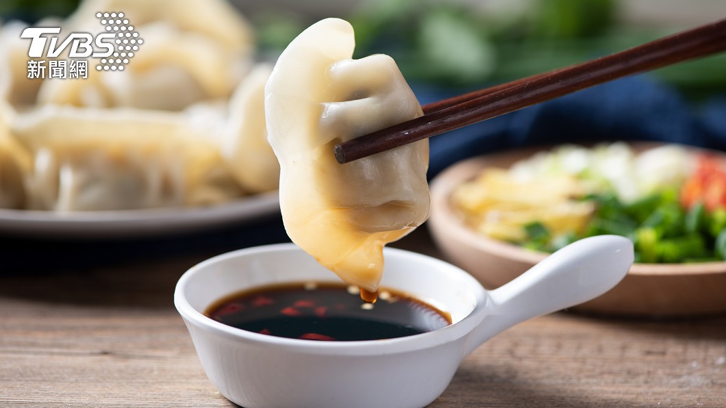 水餃形如元寶，吃水餃寓意財源廣進。（示意圖／shutterstock達志影像）