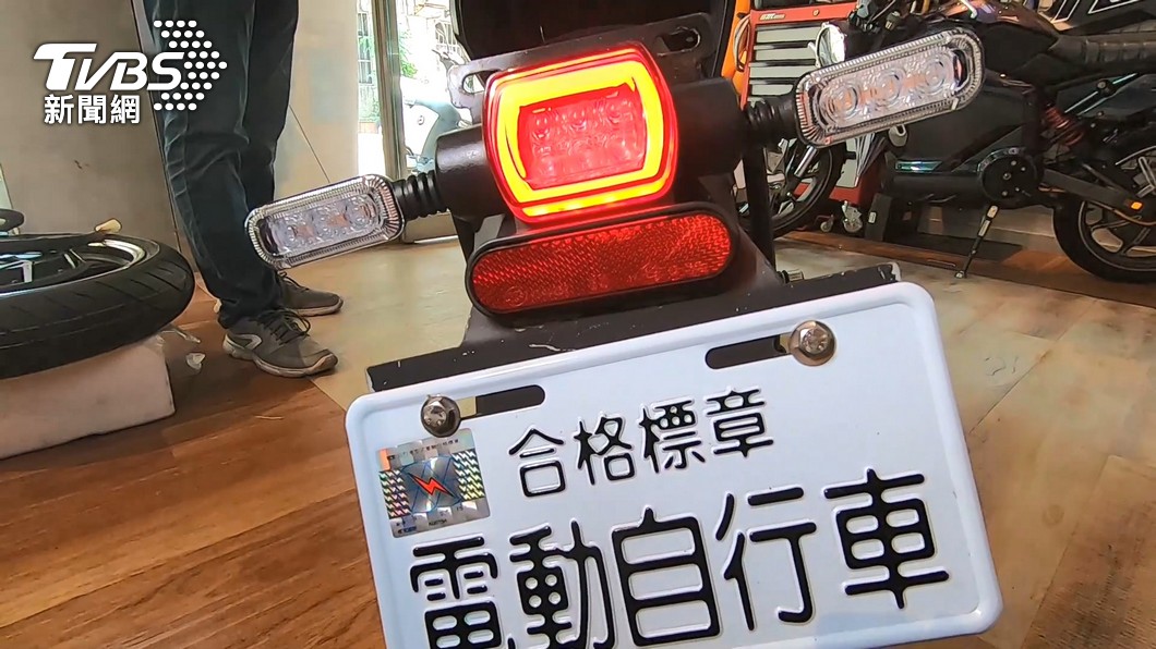 魏男當時坐在電動自行車，以雙腳推進往前。（示意圖／TVBS） 