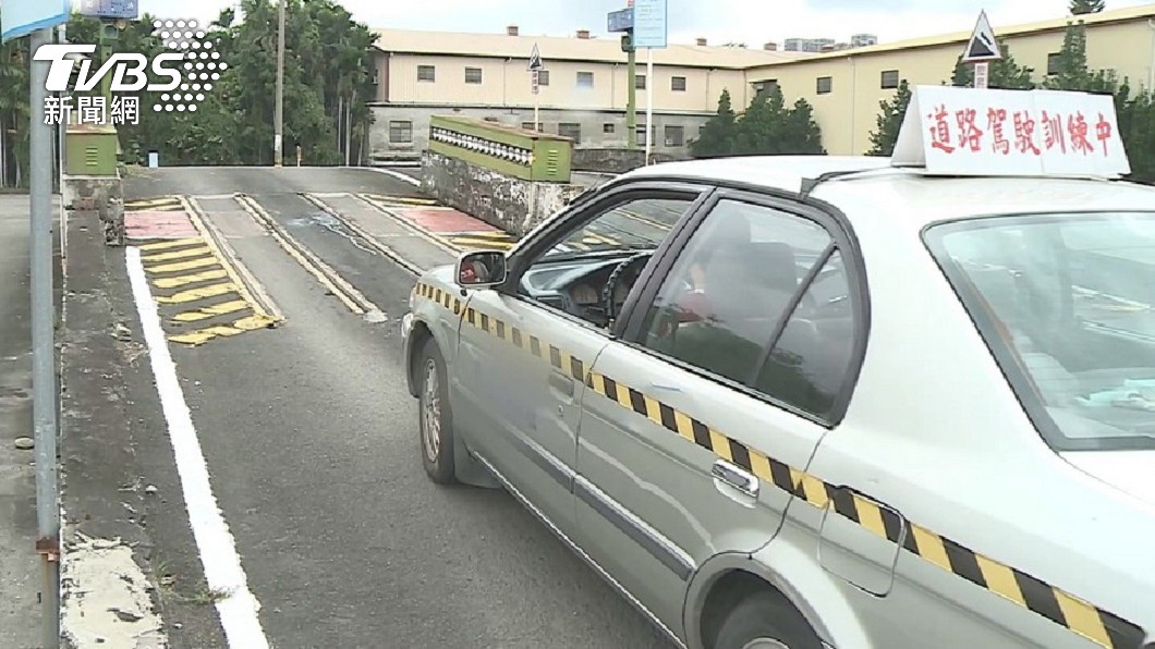 把油門當煞車踩!陸女開教練車「飛起來」 撞破駕訓班圍牆