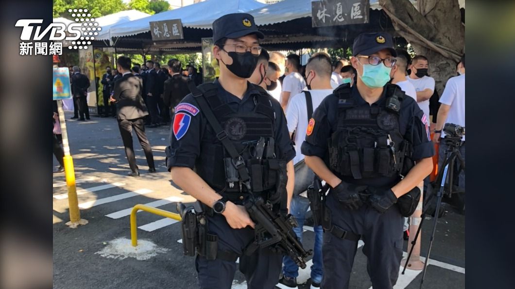 警方在現場查獲一名通緝犯。(圖/TVBS)