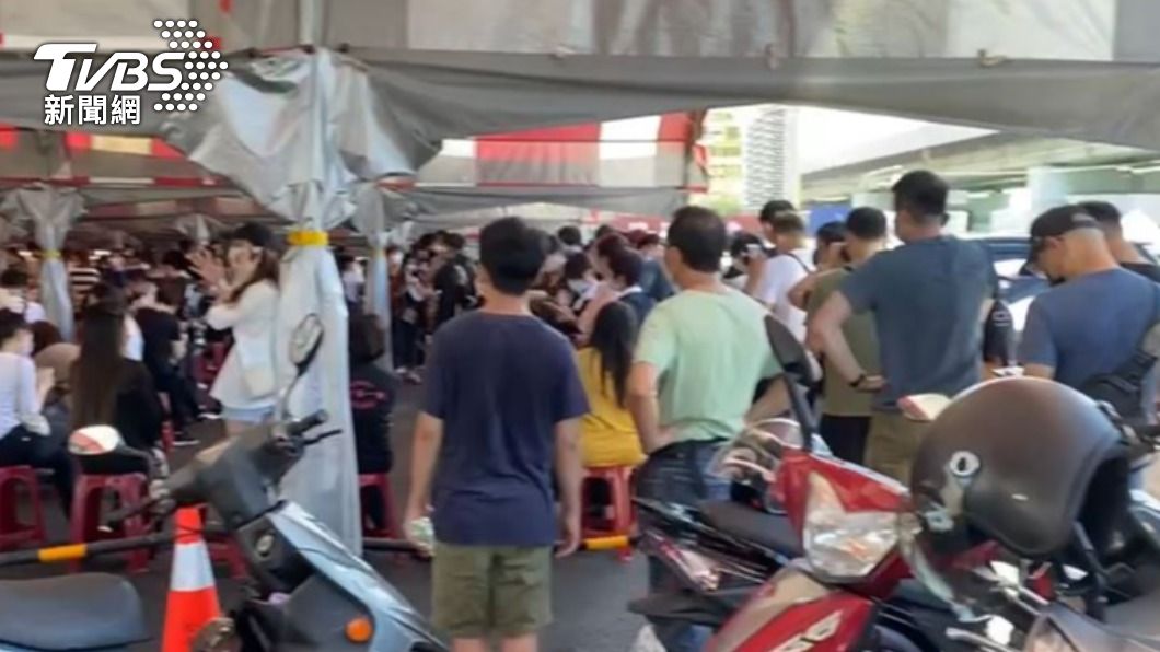 篩檢站現場除了櫃姐還有不少民眾。（圖／TVBS）