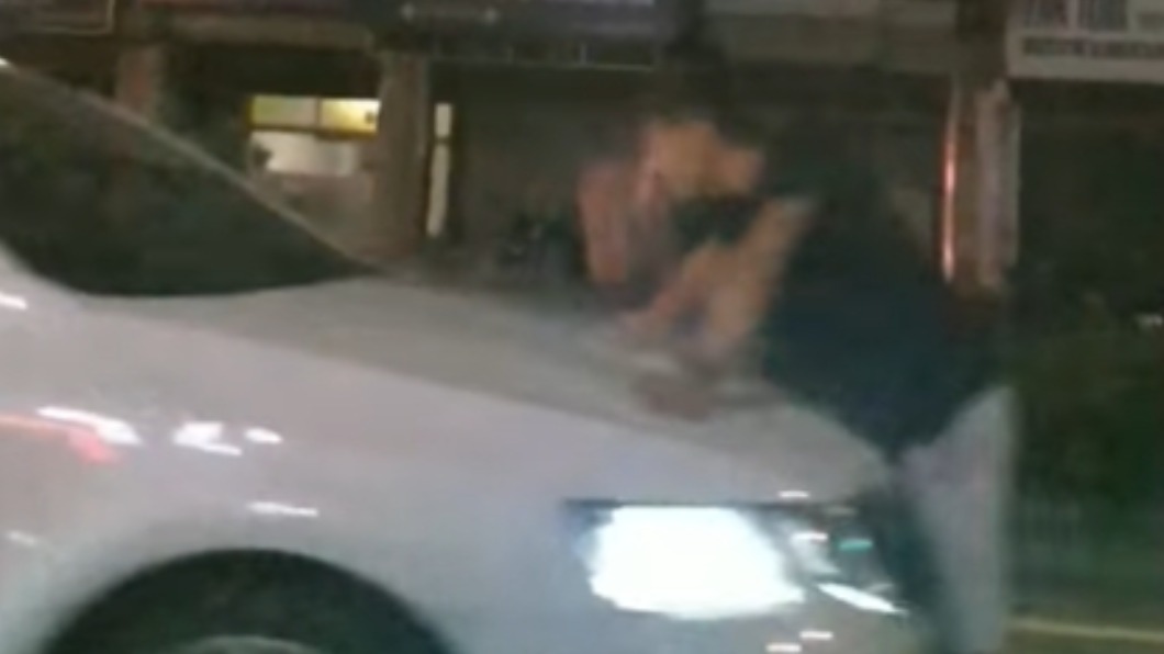 男發酒瘋馬路攔車!拒酒測還肘擊員警 清醒後才知鑄大錯