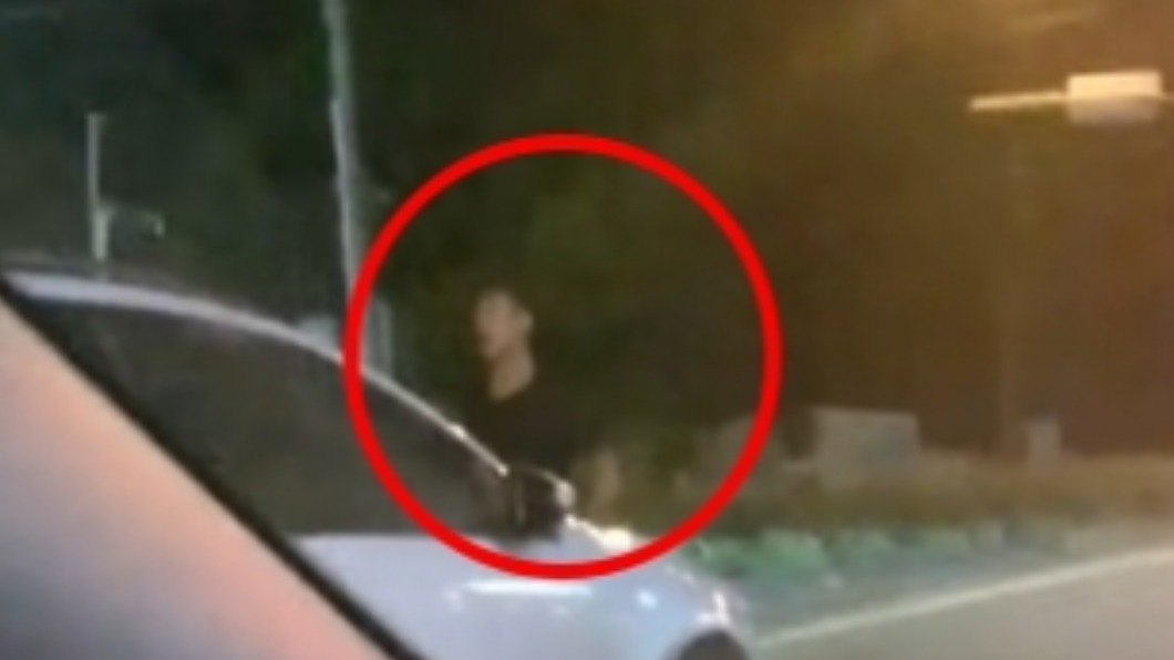 男子不斷對車內叫囂。(圖/翻攝自台南人大小事)