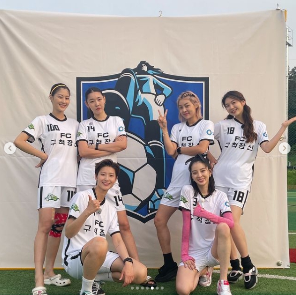韓惠珍（左二）日前感染新冠肺炎。（圖／翻攝自modelhanhyejin IG）