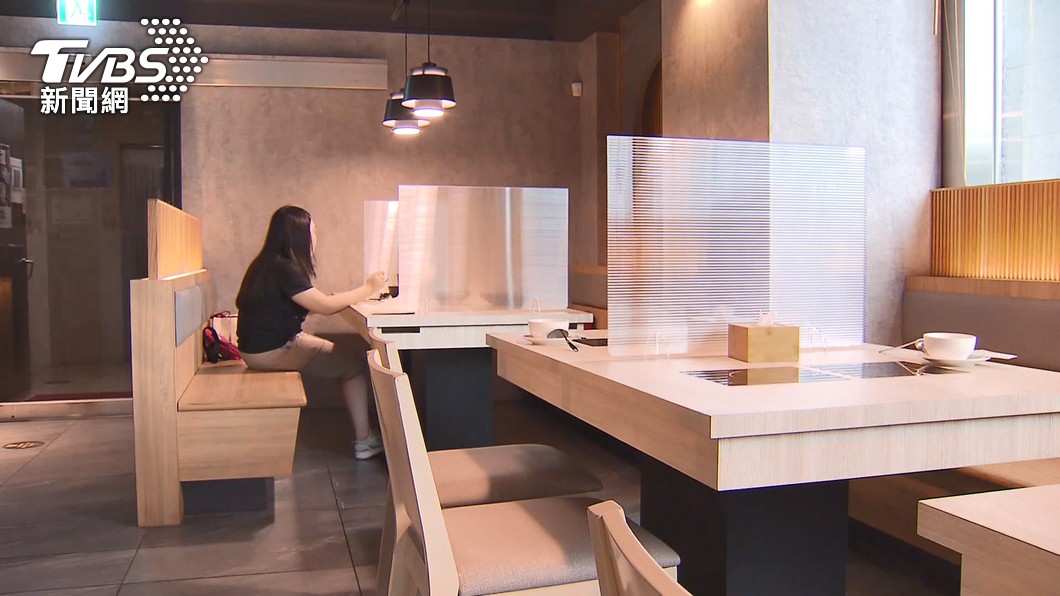 台中即日起放寬防疫規定,同住家人和親友外食共餐,不用再設隔板。(圖/TVBS資料畫面)