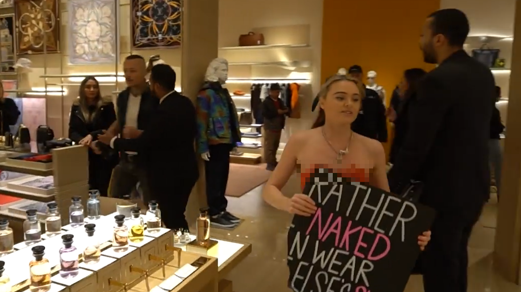 塗抹經血大鬧精品店！　全素網紅嗆：寧裸體不穿別人的皮
