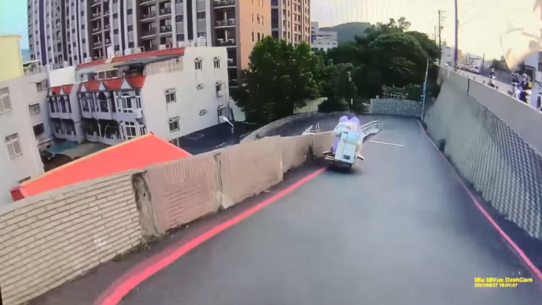 男子停好車回頭,發現老婦仍在斜坡上走著。(圖/翻攝自「爆廢公社公開版」)