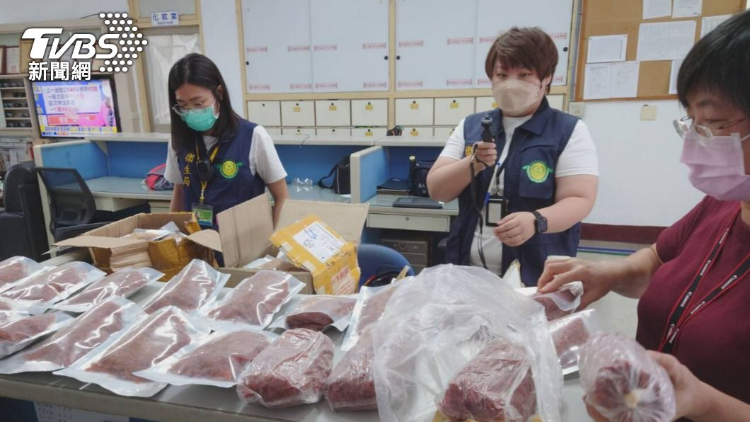高雄檢警23日在岡山區某工廠員工宿舍查獲越南肉乾。(圖/警方提供)