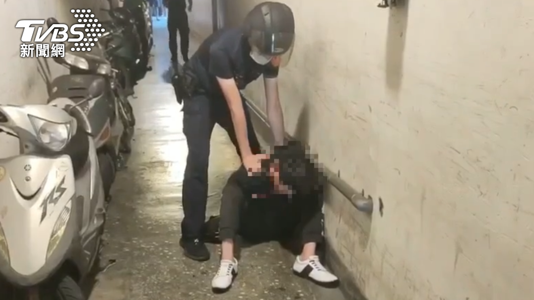 警方到場後隨即將歹徒逮補。(圖/TVBS)