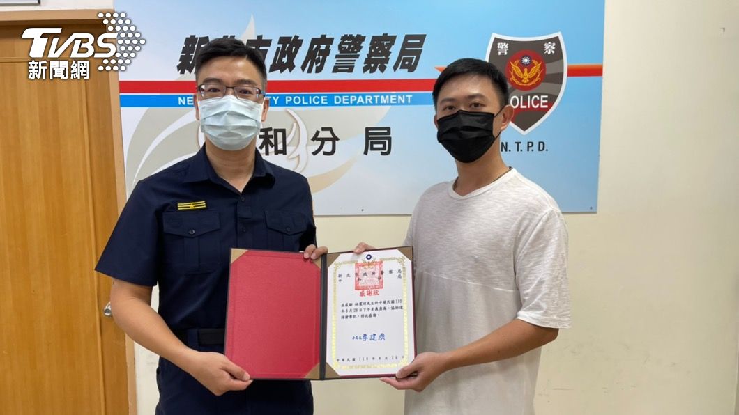 中和分局長李建廣特地感謝普渡到一半還幫忙抓歹徒的林姓男子。(圖/TVBS)