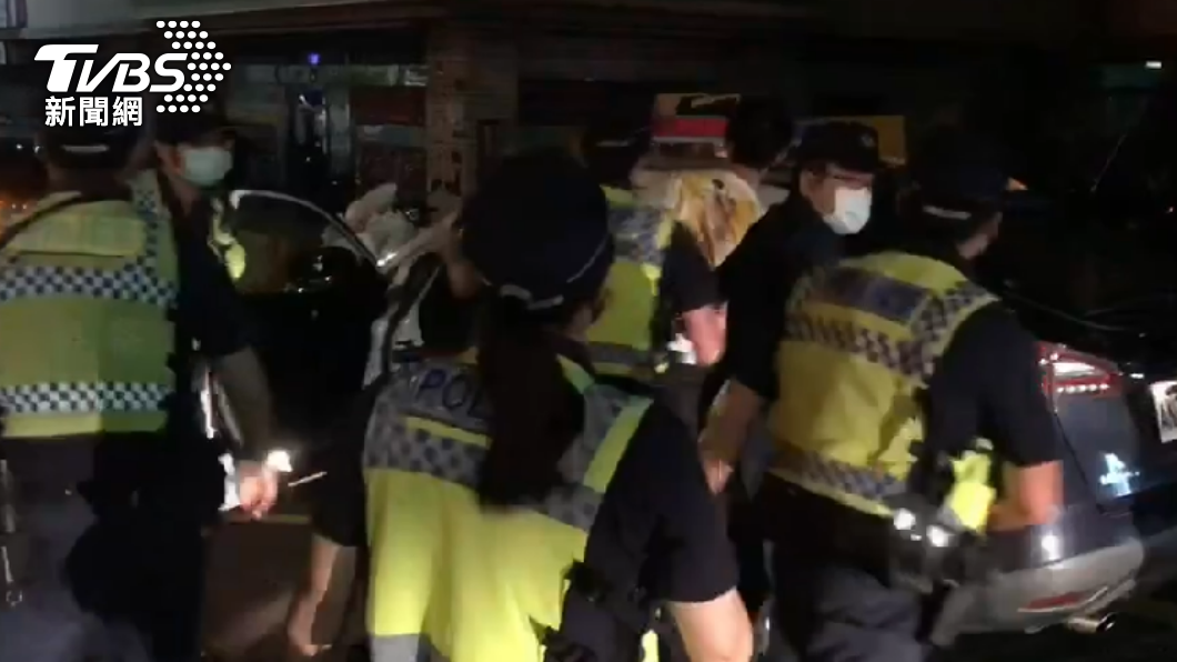 警方將陳男帶回保護管束。(圖/警方提供)