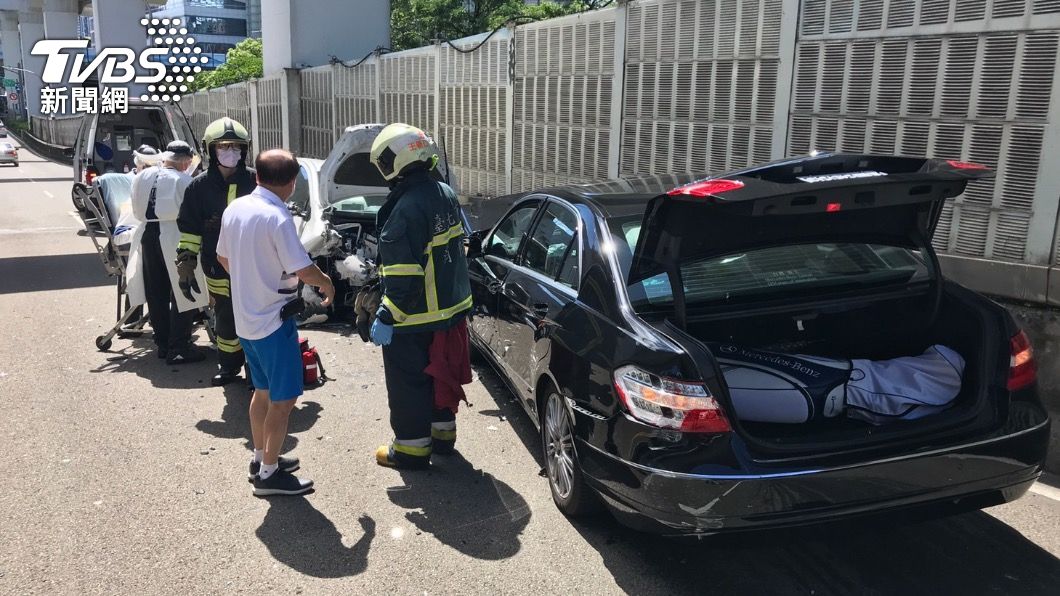賓士車駕駛表示對方突然逆向他根本沒有時間煞車就被撞上。(圖/TVBS)