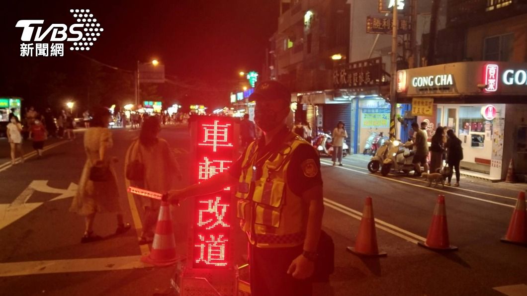 墾丁大街昨晚湧入人潮，警方也動用人力疏導交通。（圖／警方提供）