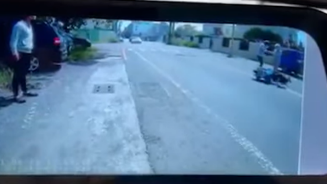 貨車備胎突噴飛擊中機車,情侶反應神速互相扶對方,人無大礙。(圖/翻攝自「爆怨公社」臉書)