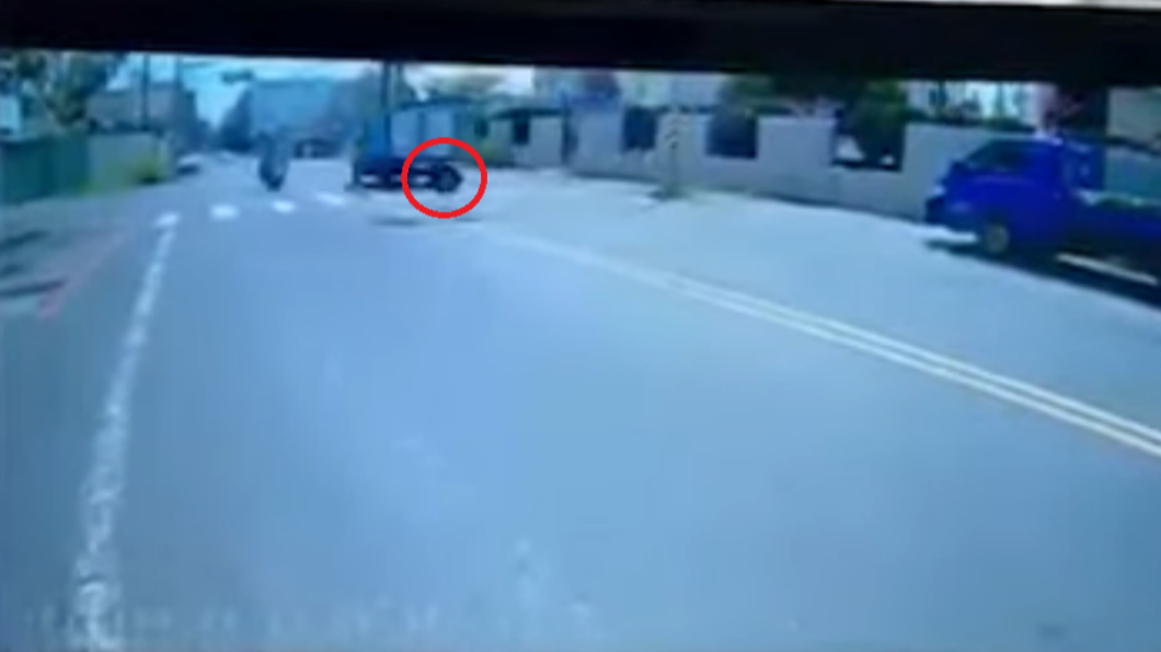 貨車備胎突噴飛,擊中對向雙載機車。(圖/翻攝自「爆怨公社」臉書)