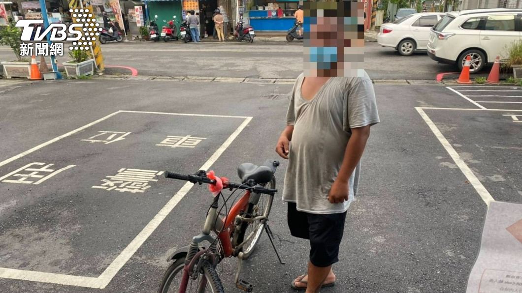 警方透過監視器認出竊賊的腳踏車,當場將他逮捕。(圖/警方提供)