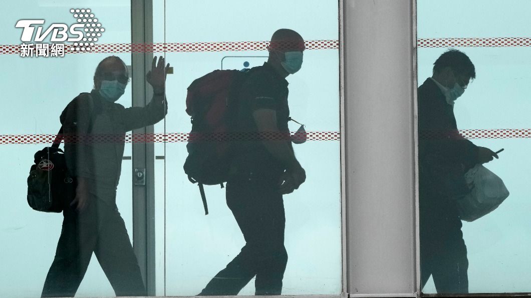 自喀布爾撤出的民眾抵達法國後揮手致意。(圖/達志影像美聯社)