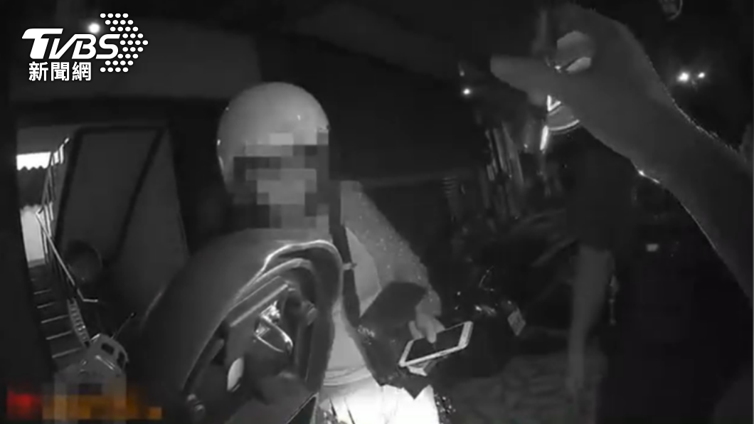 藍女因未戴口罩遭盤查,隨後警方又在她手上查獲毒品。(圖/警方提供)