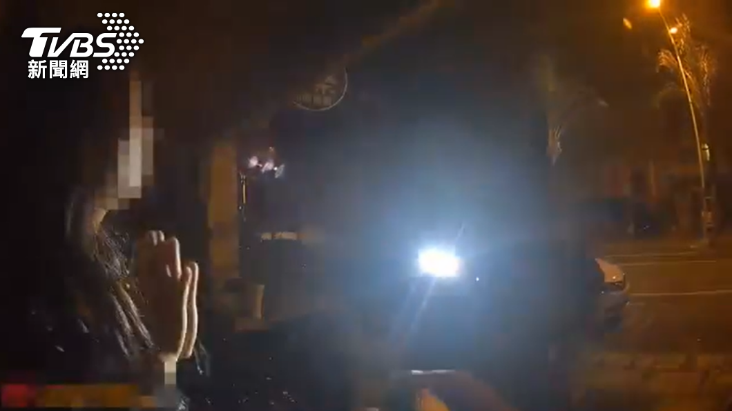 藍女持有並吸食毒品安非他命,向警方求饒網開一面。(圖/警方提供)