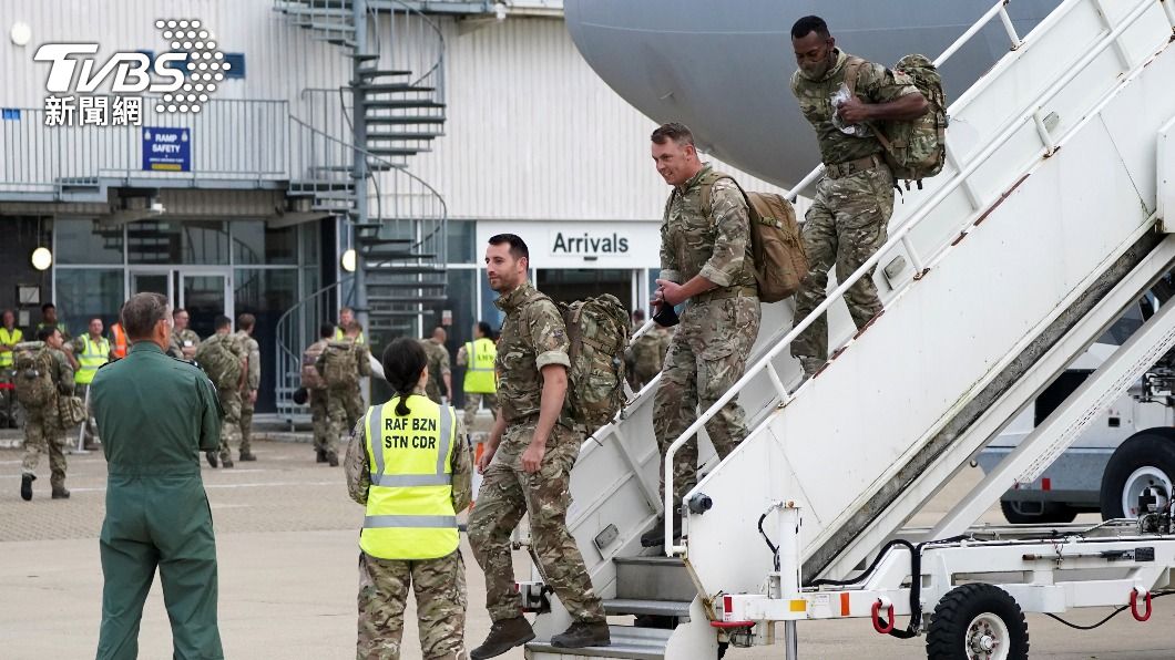 英軍撤離喀布爾返回英國。(圖/達志影像路透社)