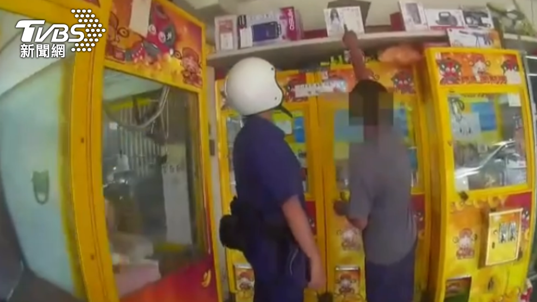 邱嫌將到手的兩件贓物藏至另一間娃娃機店內。(圖/警方提供)