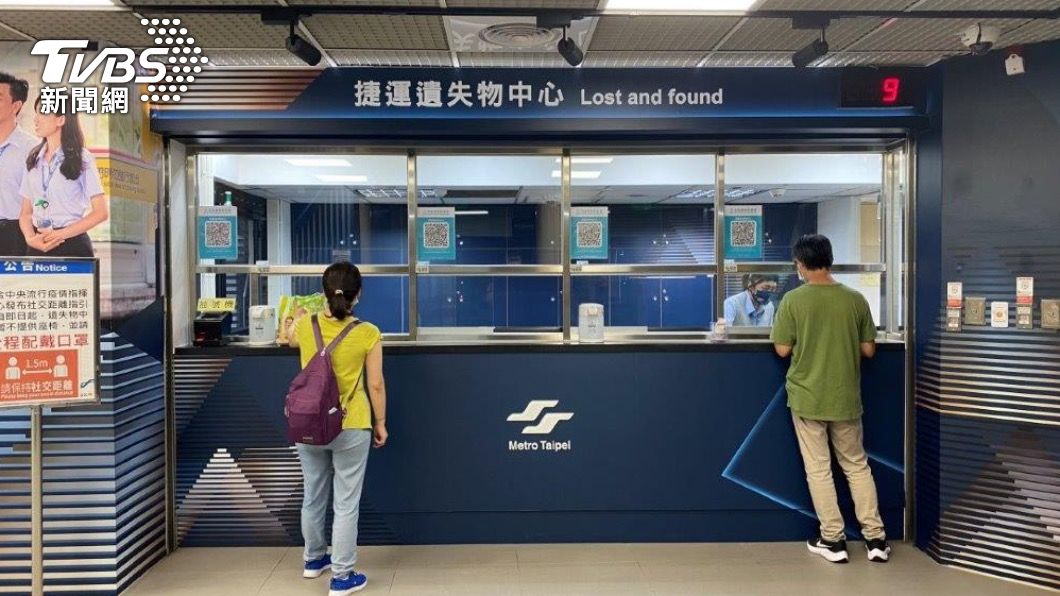 民眾撿到他人物品可送至遺失物中心以免觸法。(圖/TVBS)