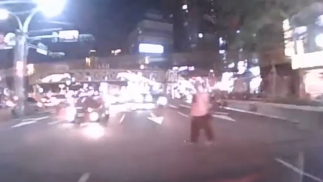醉漢聲稱想要搭便車才會隨機敲後照鏡。(圖/翻攝Facebook【淡水萬事交流團】)