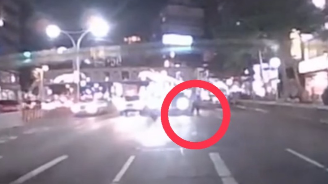後方也有一輛車遭醉漢敲打。(圖/翻攝Facebook【淡水萬事交流團】)