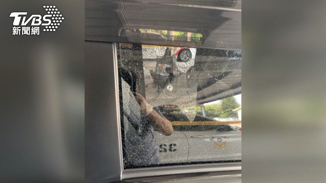 雷議宗與聯結車發生行車糾紛,對方竟掏出改造槍掃射造成他車上多處彈孔。(示意圖/ TVBS)