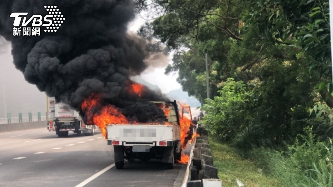 國三關西段火燒車!濃煙、火舌狂竄 駕駛僅頭髮燒傷