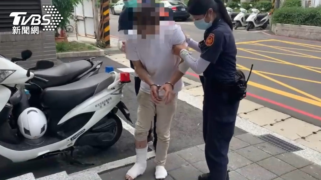通緝犯躲警摔車骨折。(圖/TVBS)