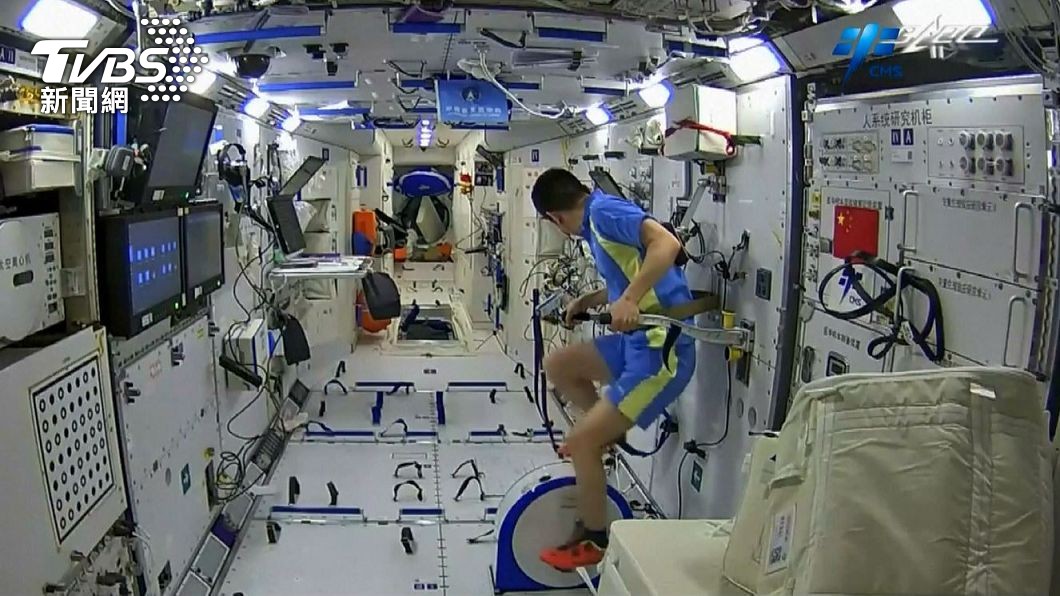 為了讓太空人有機會鍛鍊身體,艙內還設計有簡單的運動。圖/CCTV