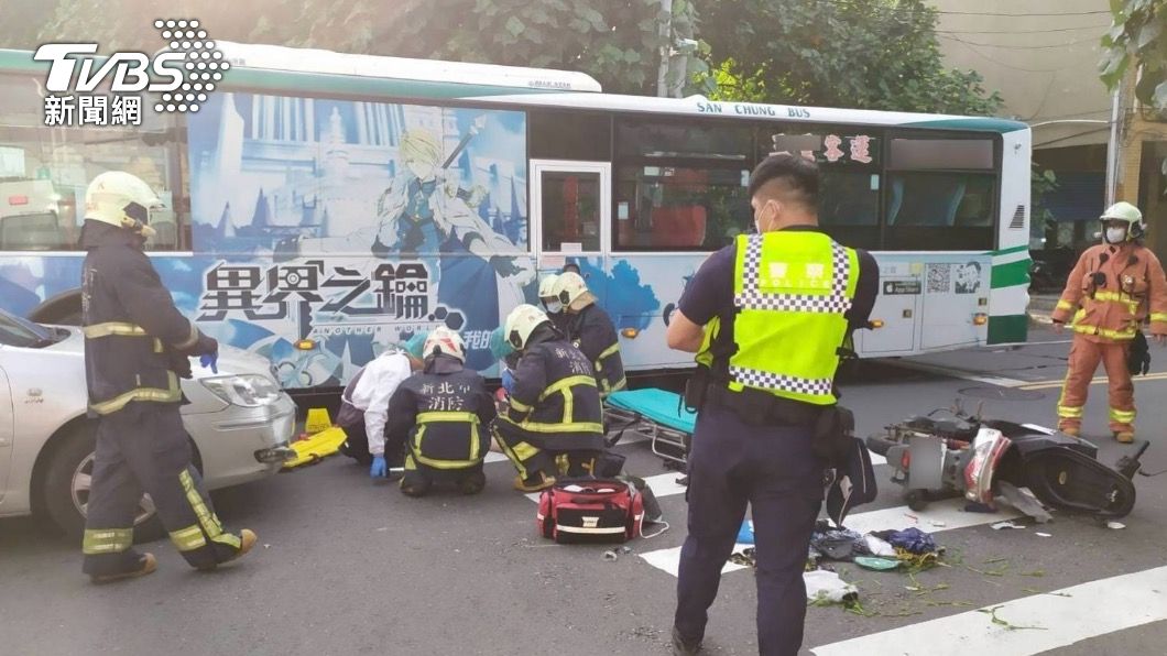 婦人騎機車載7歲兒疑違規紅燈右轉 挨撞滑行卡公車底