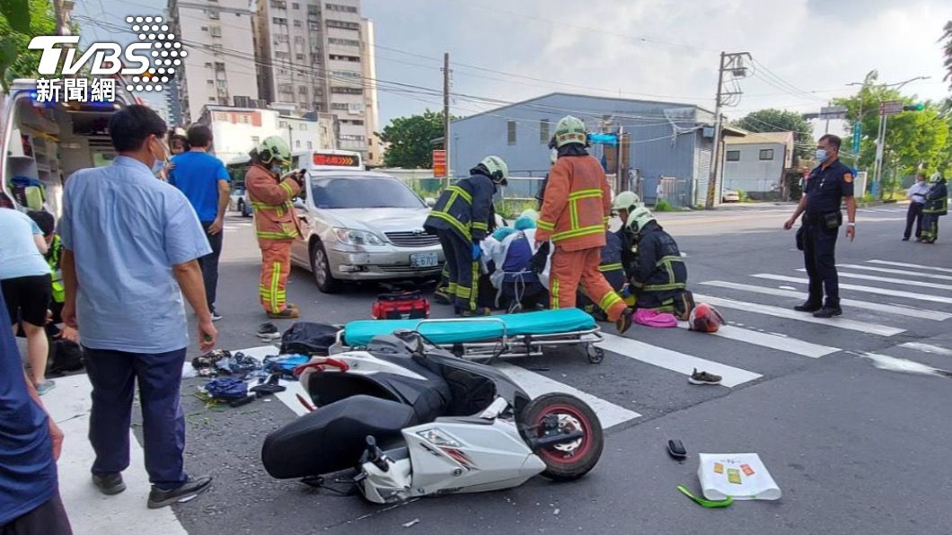 警消趕到場救援。(圖/TVBS)