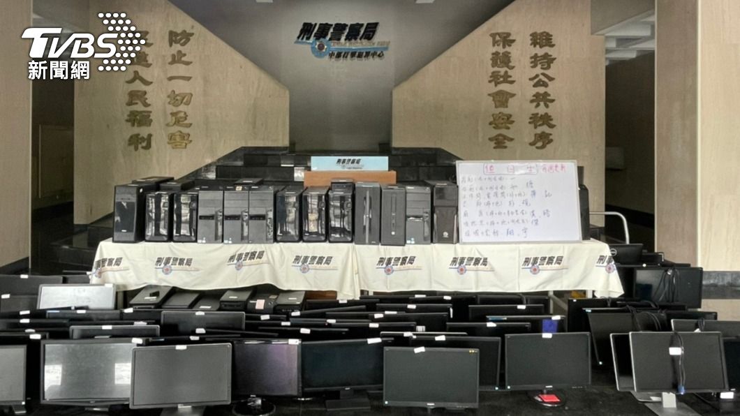 警方逮捕19名嫌犯,並起出100多台電腦主機、螢幕、手機等證物。(圖/警方提供)