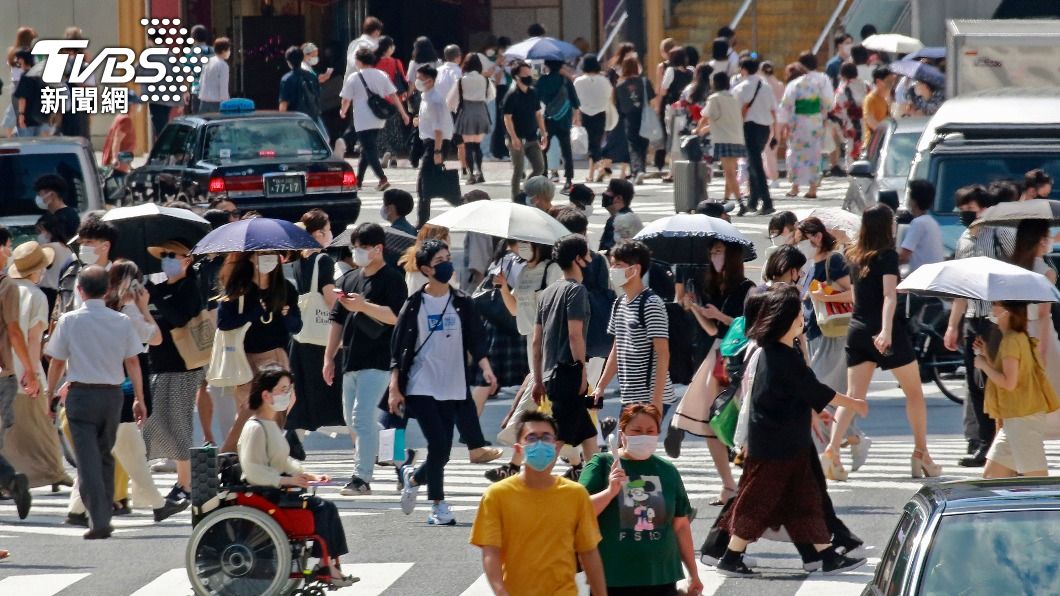 日本連日確診破2萬,竟被首相大讚「露出曙光」。(圖/達志影像美聯社)