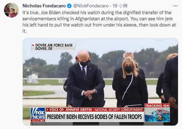 拜登看手錶畫面全程被捕捉。(翻攝自Nicholas Fondacaro 推特 @NickFondacaro)