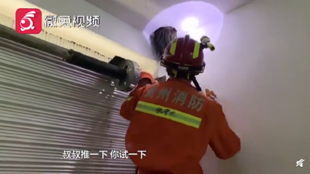 消防人員在樓下緩慢推頭部。(圖/翻攝自百姓關注微博)