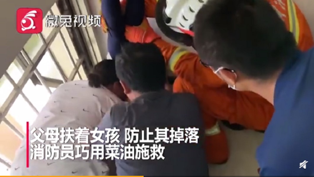 消防人員使用油作為潤滑劑。(圖/翻攝自百姓關注微博)