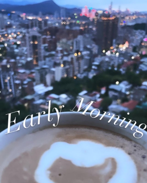 許瑋甯曾PO出咖啡照,被網友發現背景疑似是邱澤家風景。(圖/翻攝自許瑋甯IG)