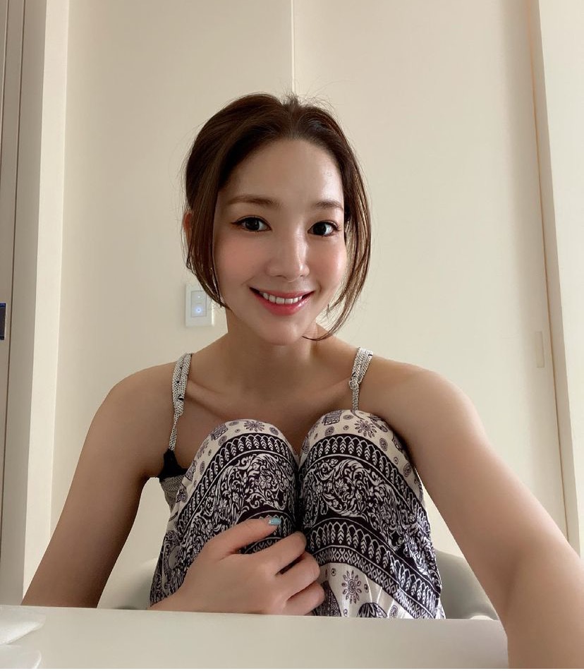 完美臉型比例的鵝蛋臉,只需要簡單幾步驟即可完成好看韓式粗平眉。(圖/翻攝自 rachel_mypark IG)
