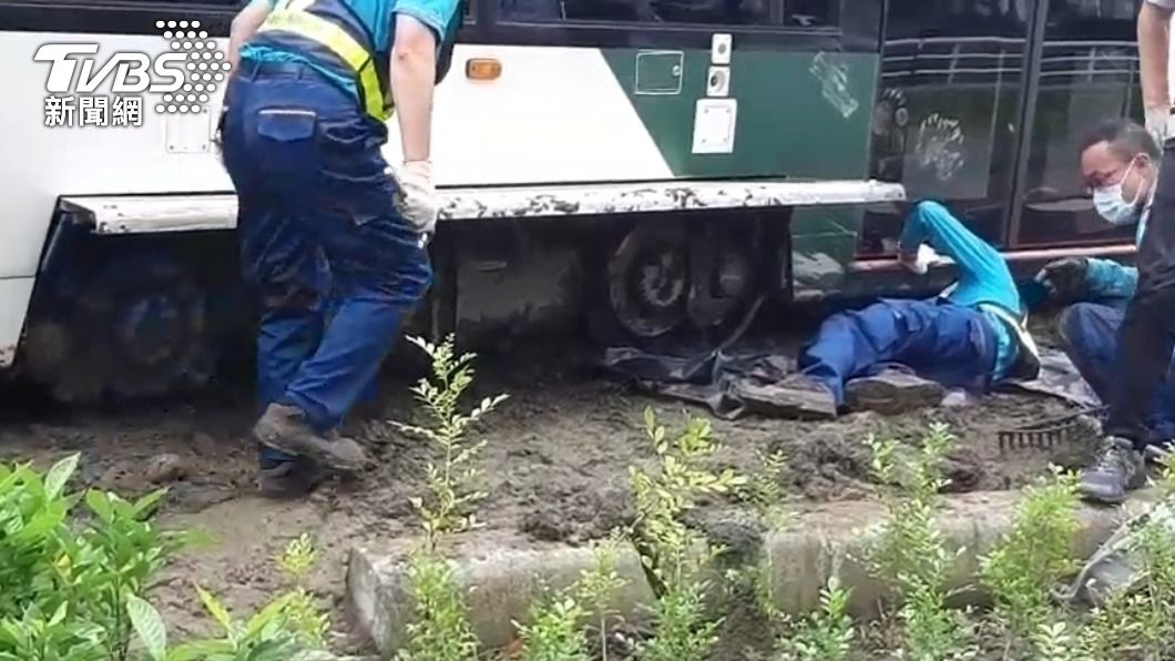 高雄輕軌行進間脫軌　急煞嚇壞車上2乘客