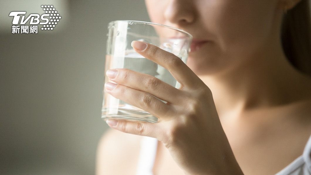 每日飲用足夠的水可以調整自律神經失調的症狀。（示意圖／shutterstock達志影像）