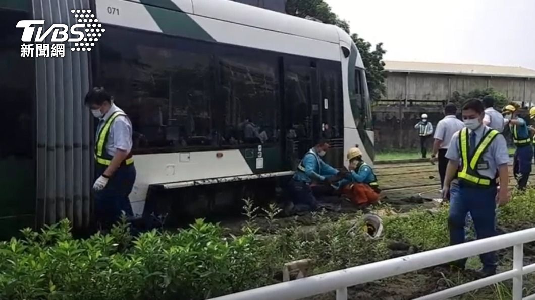 高雄輕軌列車出軌「車上僅2乘客」　網酸：銅板包車服務