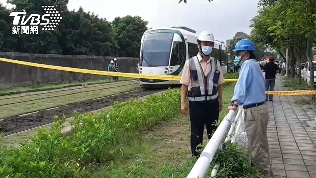 疑似植被過高捲入車底。（圖／TVBS）
