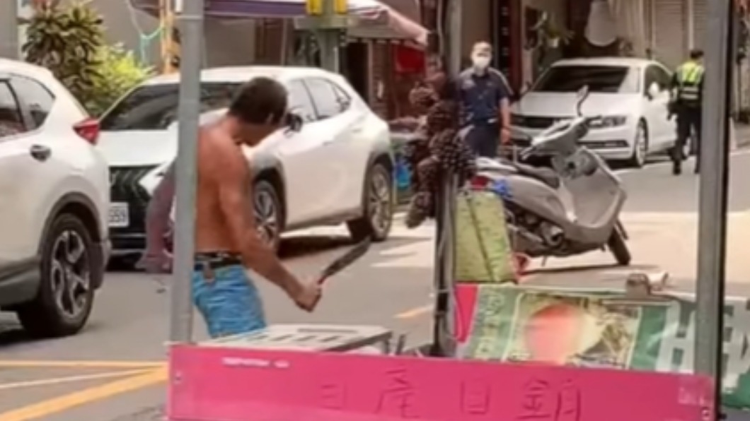怪男大街揮刀!轉身狂追婦人 路人看傻眼