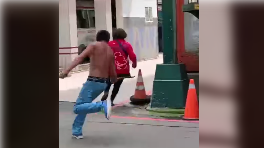 男子拔腿狂追路人。（圖／翻攝自爆料公社）