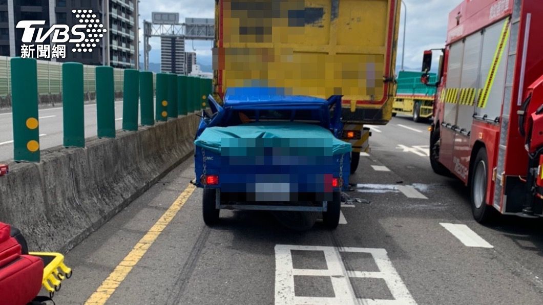小貨車從後追撞大貨車。(圖/TVBS)