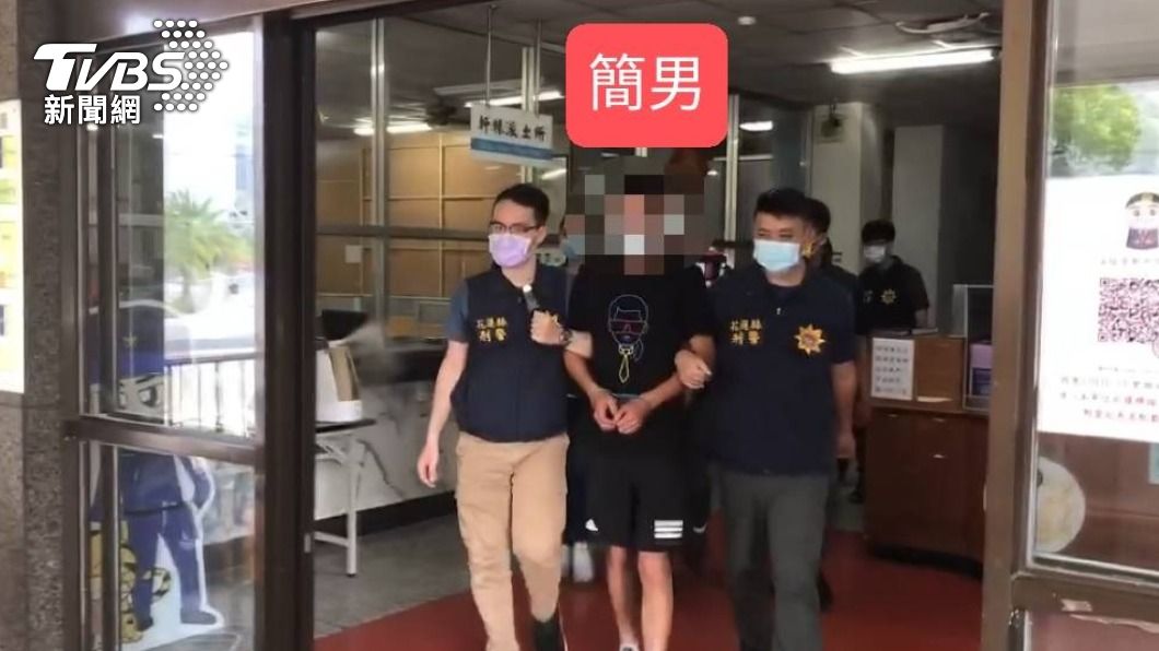 簡單因持刀傷人遭警帶回法辦。(圖/警方提供)