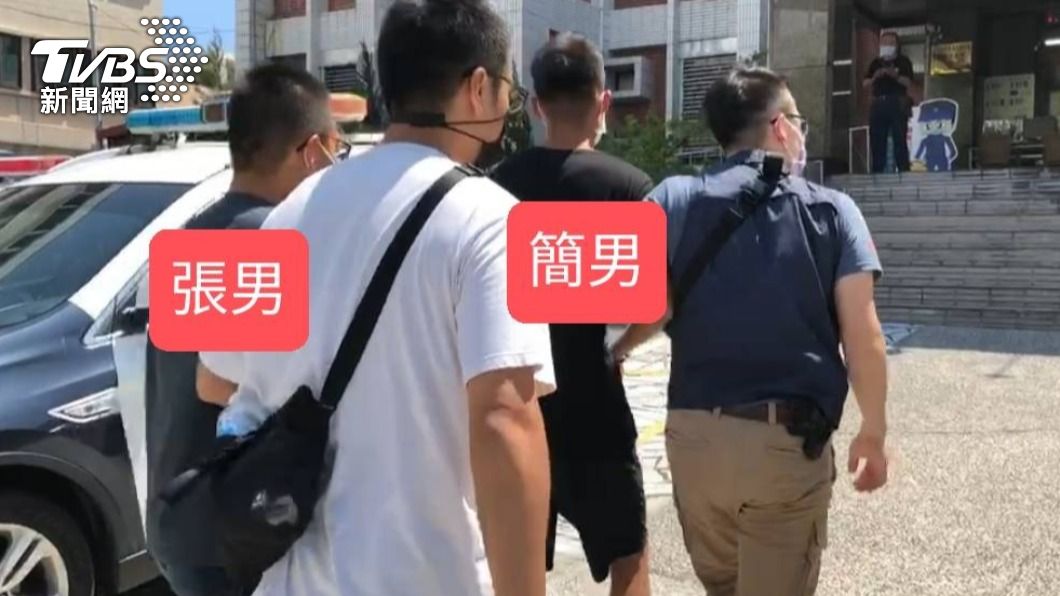 張男與簡男退伍前在鏢吧外打架鬧事還躲回營區,遭警帶回法辦。(圖/警方提供)